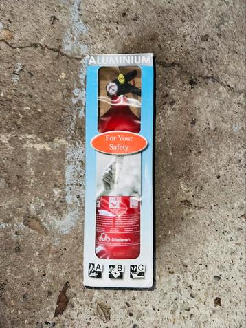 Brandbkusser ABC klasse / 2 KG / met houder / NIEUW 80 stuks beschikbaar voor biedingen