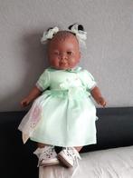 Schattige babypop met groene jurk merk Nines, Ophalen of Verzenden, Nieuw, Babypop