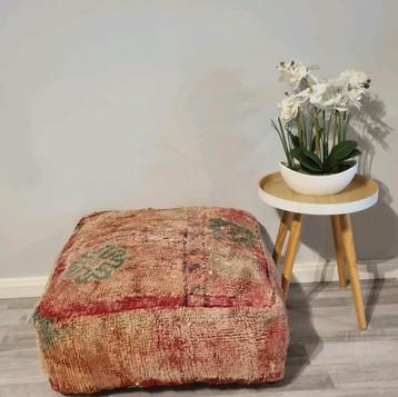 verschillende vintage poefs in boho-stijl, trendy kleuren beschikbaar voor biedingen