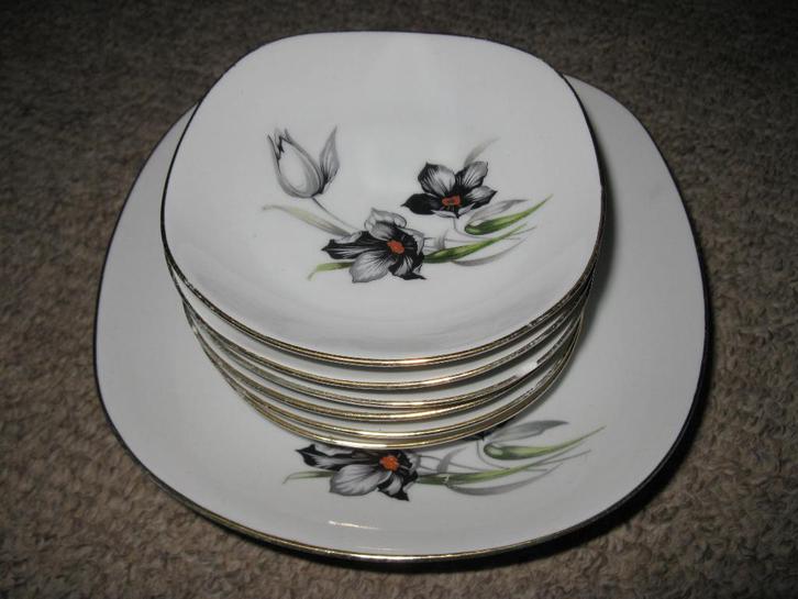 Gebakstel jaren 60/70 met bloemetje en gouden randje, Huis en Inrichting, Keuken | Servies, Gebruikt, Kop(pen) en/of Schotel(s)