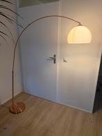 Stijlvolle booglamp – koperkleur met witte kap, Huis en Inrichting, Lampen | Vloerlampen, Ophalen, Gebruikt, 150 tot 200 cm