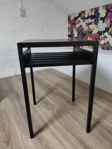 Leuk bijzettafel of nachtkastje zwart/wit blad beschikbaar voor biedingen