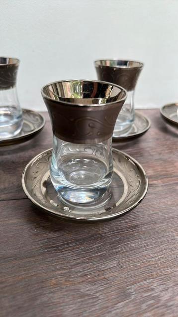 6 thee glaasjes met schoteltje beschikbaar voor biedingen