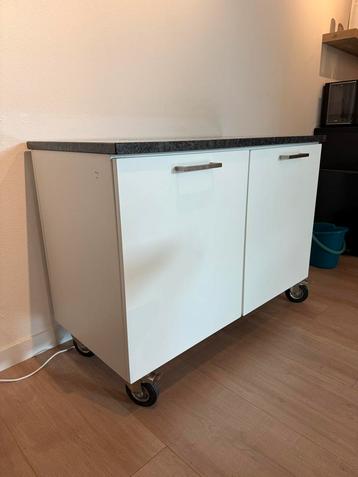 Witte Kast op Wielen met Donker Blad 121x60cm beschikbaar voor biedingen