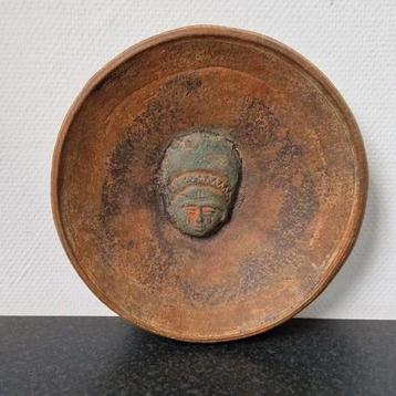 Mooie oude schaal met reliëf hoofd / afbeelding aardewerk beschikbaar voor biedingen