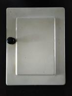 Vintage metalen medicijnkastje met knop van bakeliet, Minder dan 50 cm, Gebruikt, Overige typen, Ophalen of Verzenden