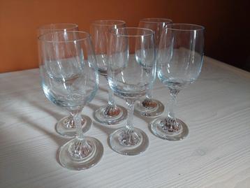 6 kleine kristallen glazen beschikbaar voor biedingen