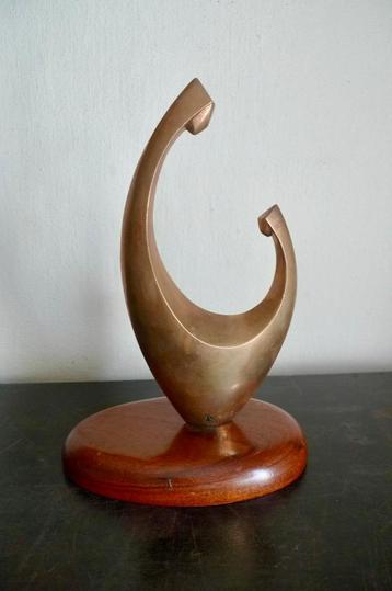 Brons figuren op sokkel gesigneerd beschikbaar voor biedingen