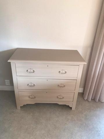 Beige ladekast met bloemetjes in lades beschikbaar voor biedingen