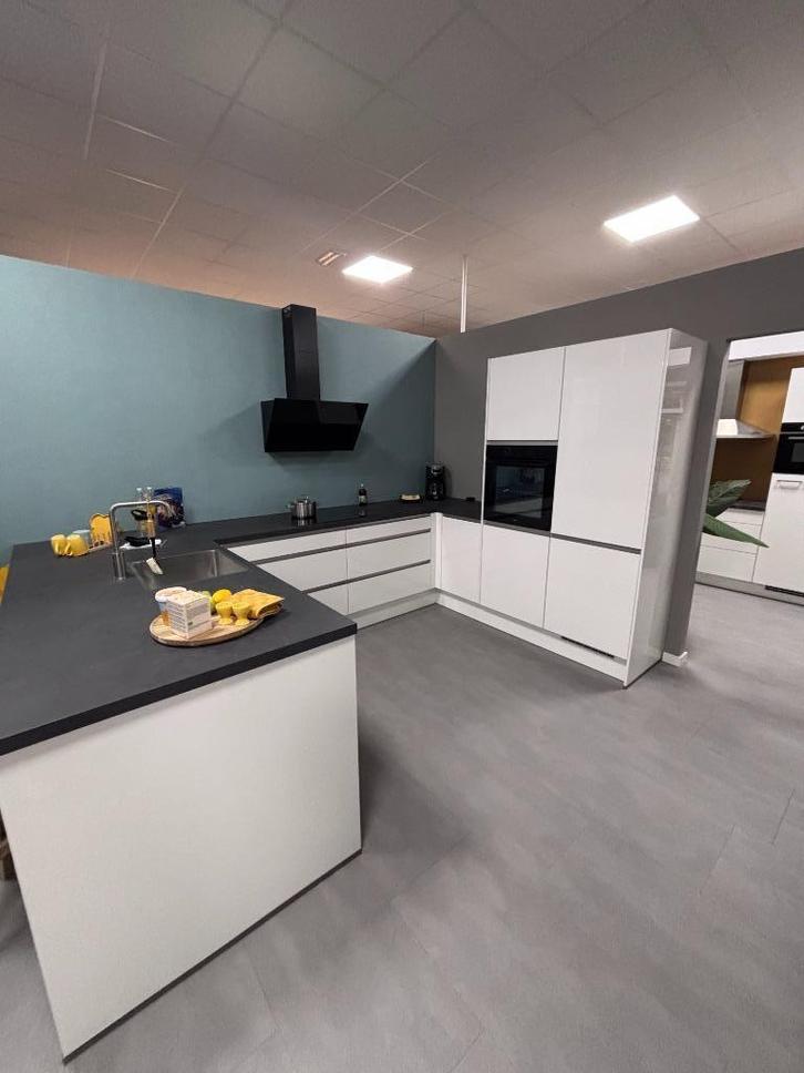 Showroomkeuken kooi 17, Huis en Inrichting, Keuken | Complete keukens, Nieuw, U-keuken, Wit, Kunststof, Hoogglans of Gelakt, Ophalen