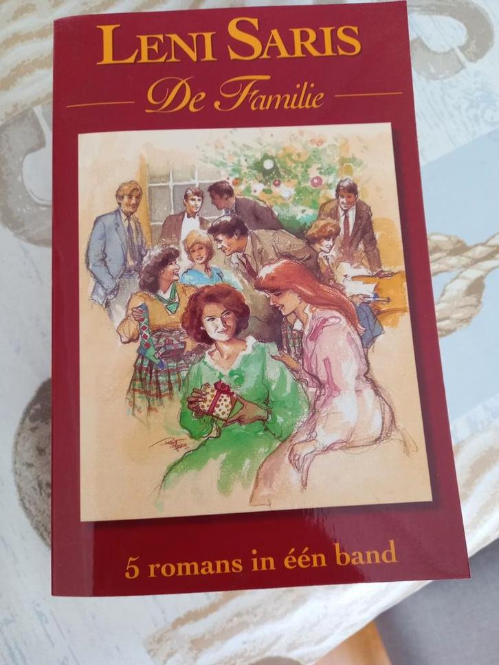 Leni Saris - De Familie (5 romans in 1), Boeken, Romans, Gelezen, Nederland, Ophalen of Verzenden