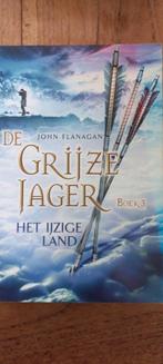 John Flanagan - Het ijzige land, Boeken, Ophalen of Verzenden, Zo goed als nieuw, John Flanagan