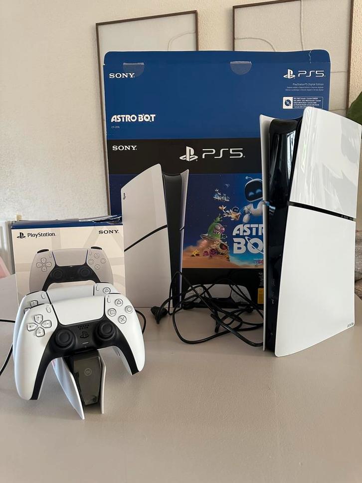 PlayStation 5 Digital Edition Slim Astro Bot + oplaadstation, Spelcomputers en Games, Spelcomputers | Sony PlayStation 5, Zo goed als nieuw