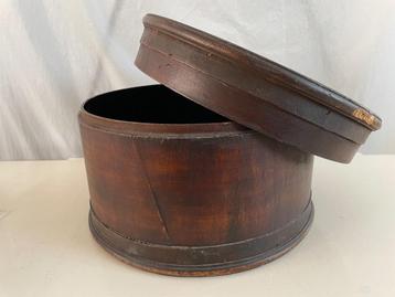 Vintage houten hoedendoos  beschikbaar voor biedingen
