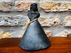 Handbel bel tafelbel vrouw met hoepelrok Barro Negro klei, Antiek en Kunst, Ophalen of Verzenden