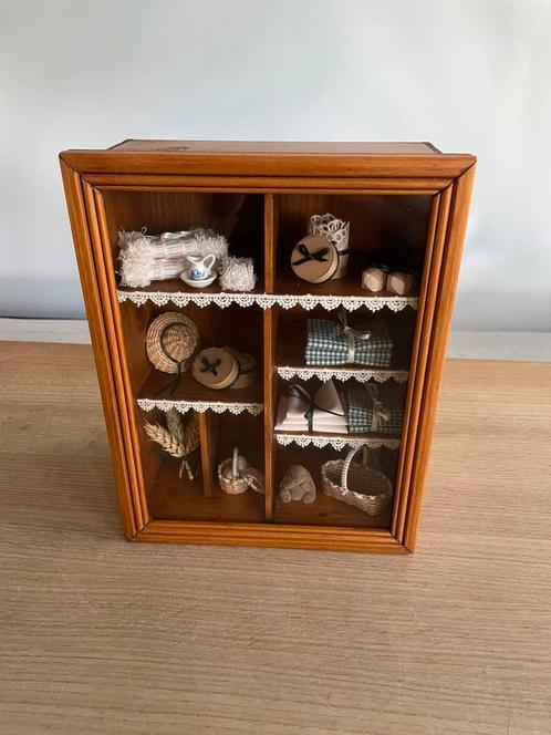 Schattig vintage houten miniatuur decoratie kastje, Verzamelen, Poppenhuizen en Toebehoren, Zo goed als nieuw, Decoratie, Ophalen of Verzenden