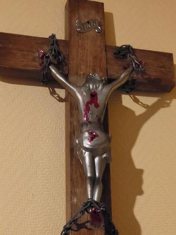 Kruis met omgedraaide corpus. beschikbaar voor biedingen