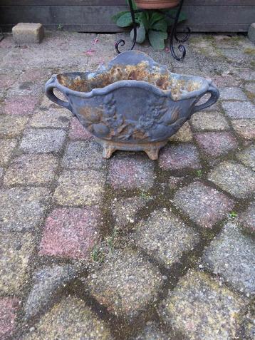 Jardinière van gietijzer beschikbaar voor biedingen