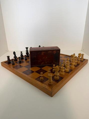 Zeldzaam vintage schaakset – handgedraaid hout – 8cm koning beschikbaar voor biedingen