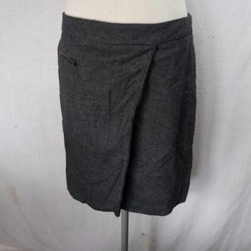 Mooie donkergrijze rok.Leuk model.Mt M beschikbaar voor biedingen
