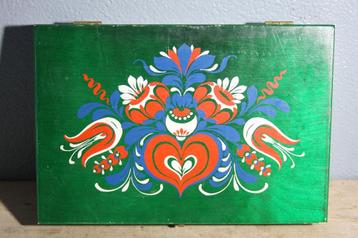 Groen beschilderd kistje met 4 vakken (Hongaars)