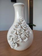 Crèmekleurige vaas met 3d roosjes., Huis en Inrichting, Gebruikt, Overige kleuren, Aardewerk of Porselein, Ophalen of Verzenden