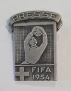 Oude voetbal pers speld badge Wereldkampioenschap FIFA 1954, Verzamelen, Ophalen of Verzenden, Gebruikt, Buitenlandse clubs, Poster, Plaatje of Sticker
