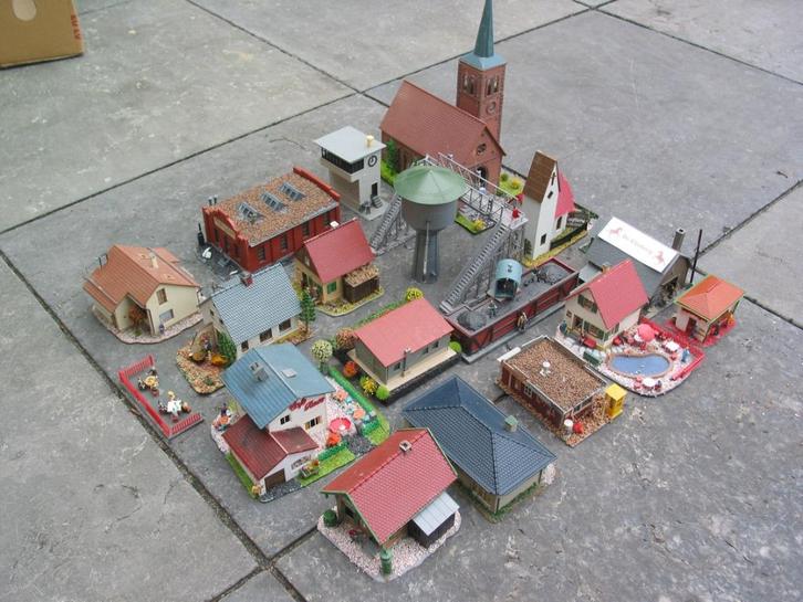 Scenery voor modelspoorbaan H0 – 19 verschillende huisjes., Hobby en Vrije tijd, Modeltreinen | H0, Gebruikt, Brug, Tunnel of Gebouw