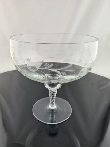 Glazen schaal op voet met geslepen glas beschikbaar voor biedingen