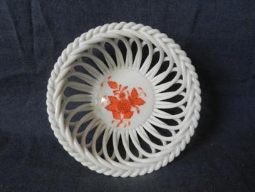 Gevlochten schaaltje porselein rode bloemtak Herend d 9,1 cm beschikbaar voor biedingen