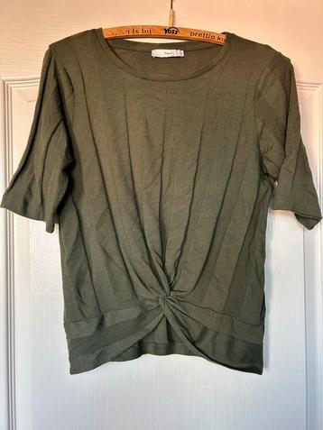 Groene Top met Knoop - Maat S beschikbaar voor biedingen