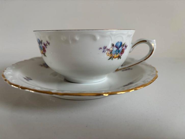 Kahla kop en schotel met bloemmotief en reliëf, Huis en Inrichting, Keuken | Servies, Zo goed als nieuw, Kop(pen) en/of Schotel(s)