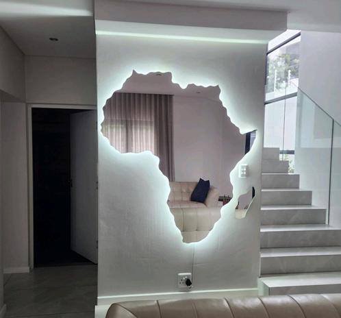Spiegel in de Vorm van Afrika – 170x120cm met LED Verlichtin, Huis en Inrichting, Woonaccessoires | Spiegels, Nieuw, 100 tot 125 cm