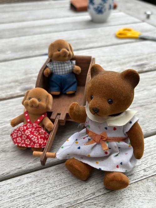 Moeder beer met 2 hondekinderen en houten wagentje, Verzamelen, Beren en Cherished Teddies, Zo goed als nieuw, Overige merken