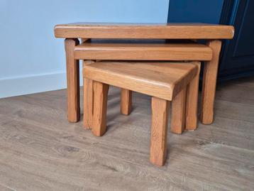 Set van 3 houten tafeltjes beschikbaar voor biedingen