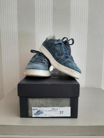 Clic sneakers schoenen meisje blauw suede maat 37.

 beschikbaar voor biedingen