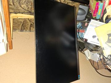 Hp en Samsung monitor met monitorenstander.  beschikbaar voor biedingen