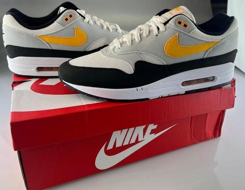 Nike Air Max 1 White / University Gold-Black - Maat 47.5, Kleding | Heren, Schoenen, Nieuw, Sneakers of Gympen, Wit, Ophalen of Verzenden