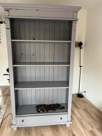 Mooie (robuuste) houten kast beschikbaar voor biedingen