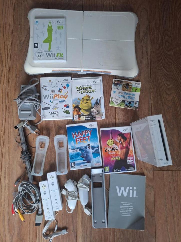 Nintendo Wii met 2 controllers, 6 Games en balance board, Spelcomputers en Games, Spelcomputers | Nintendo Wii, Zo goed als nieuw