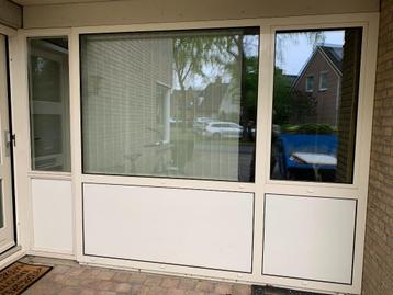 Kunsstof pui met dubbel glas beschikbaar voor biedingen