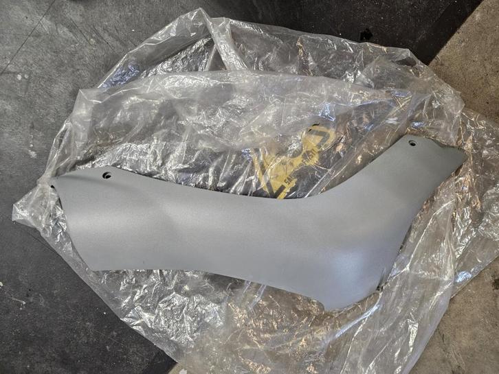 Onderspoiler - onderskirt rechts Peugeot Zenith-Buxy grijs, Fietsen en Brommers, Brommeronderdelen | Scooters, Zo goed als nieuw