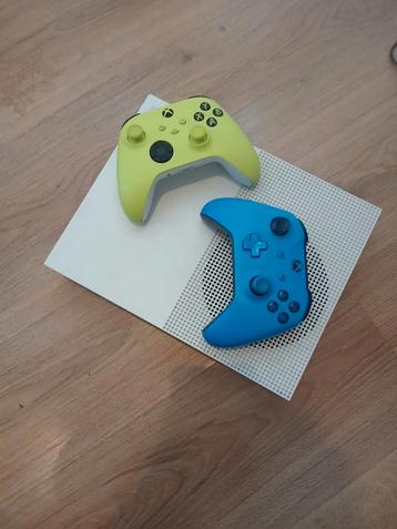 Xbox One S + 2 Controllers - Zo Goed Als Nieuw beschikbaar voor biedingen