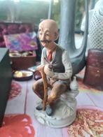 Capodimonte reproductie beeldje oude man met pijp, Antiek en Kunst, Kunst | Beelden en Houtsnijwerken, Ophalen of Verzenden