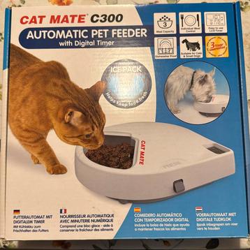 Voerautomaat kat of kleine hond beschikbaar voor biedingen