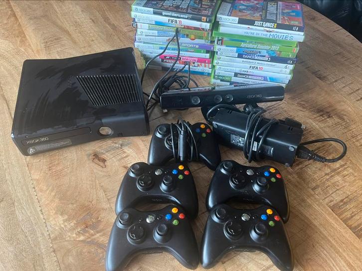 X-box 360 met 25 spellen, Spelcomputers en Games, Spelcomputers | Xbox 360, Zo goed als nieuw, 250 GB, 360 S, Met 3 controllers of meer