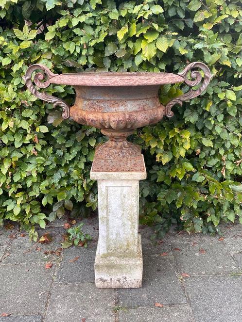 Gietijzeren oorvaas tuinvaas (evt. Op witte sokkel), Tuin en Terras, Tuinvazen, Zo goed als nieuw, Ophalen