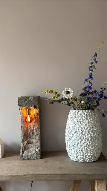 Unieke betonnen/grotlamp/kasteellamp beschikbaar voor biedingen