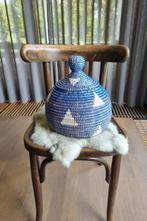afrikaanse opbergmandje blauw handgemaakt in Senegal, Huis en Inrichting, Woonaccessoires | Schalen en Manden, Mand, Rond, Nieuw
