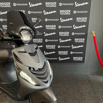 Piaggio Zip 50 Brom 4T 3V Grigio Titanio / Alpha Led Nieuw!! beschikbaar voor biedingen